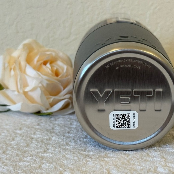 YETI Rambler 20 Oz Tumbler In NAVY BLUE with Mag Slider Lid Brand NEW - Picture 2 of 4